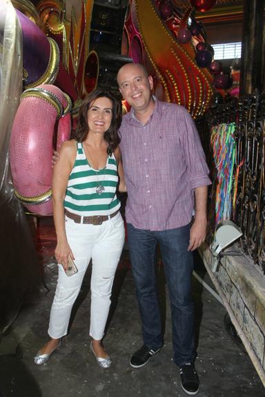 Fátima Bernardes e Alex Escobar visitam o barracão da Grande Rio