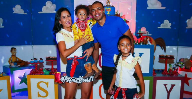 Luciele di Camargo com o amado, Denílson, e os filhos Davi e Maria Eduarda