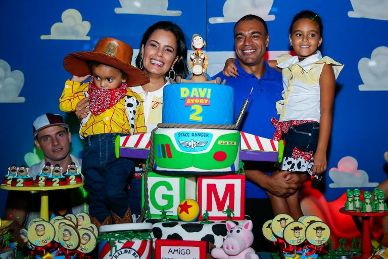 Luciele di Camargo com o amado, Denílson, e os filhos Davi e Maria Eduarda