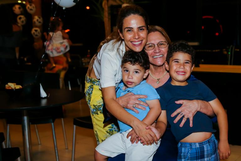 Helena Camargo com a neta, Wanessa Camargo, e os bisnetos, João Francisco e José Marcus