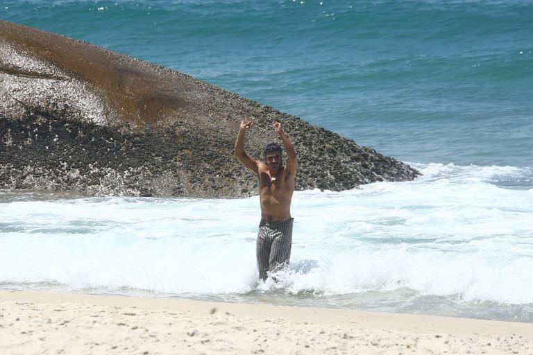 Caio Castro grava cenas de 'Novo Mundo' ao lado de Letícia Colin