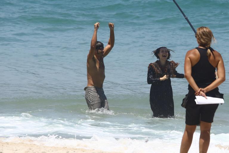 Caio Castro grava cenas de 'Novo Mundo' ao lado de Letícia Colin