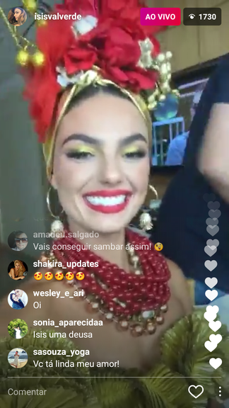 Isis Valverde se fantasia de Carmen Miranda