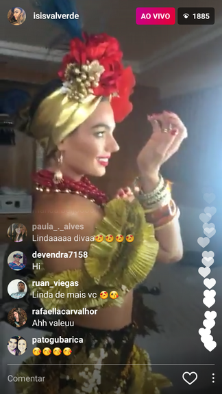 Isis Valverde se fantasia de Carmen Miranda