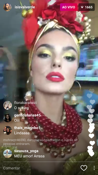 Isis Valverde se fantasia de Carmen Miranda