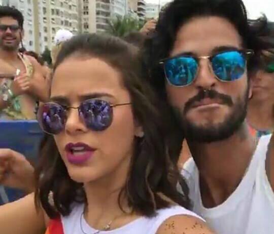 Bruna Marquezine se diverte em bloco com amigos 