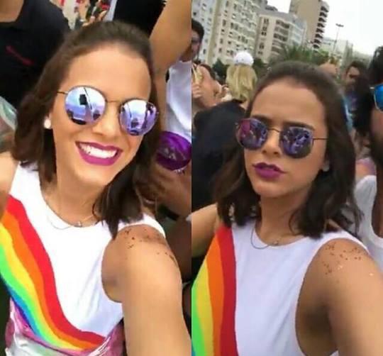 Bruna Marquezine se diverte em bloco com amigos 