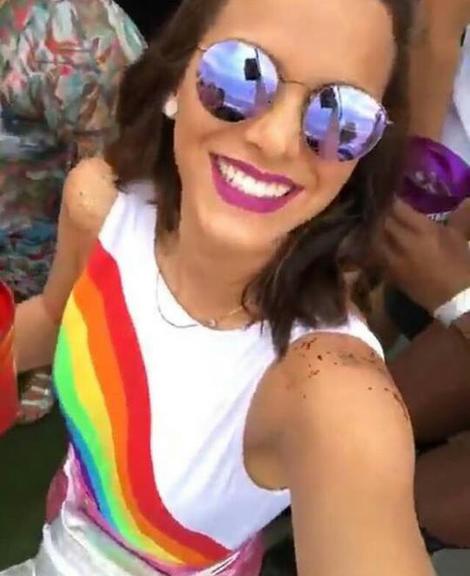 Bruna Marquezine se diverte em bloco com amigos 