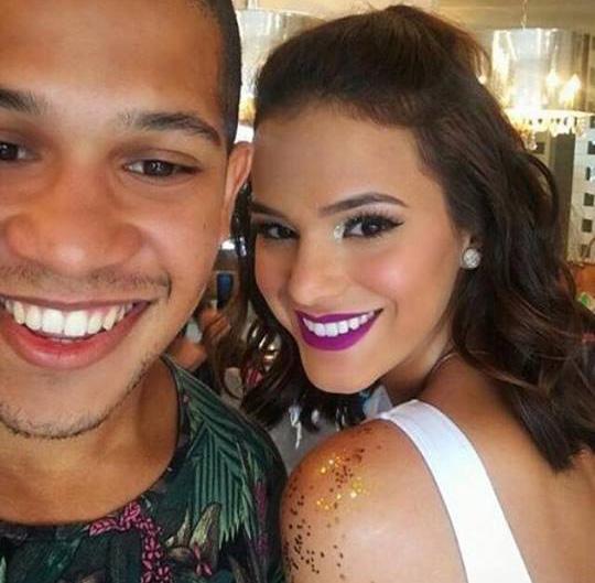 Bruna Marquezine se diverte em bloco com amigos 