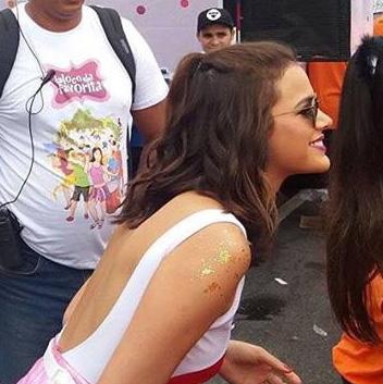 Bruna Marquezine se diverte em bloco com amigos 