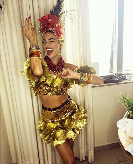 Isis Valverde se fantasia de Carmen Miranda