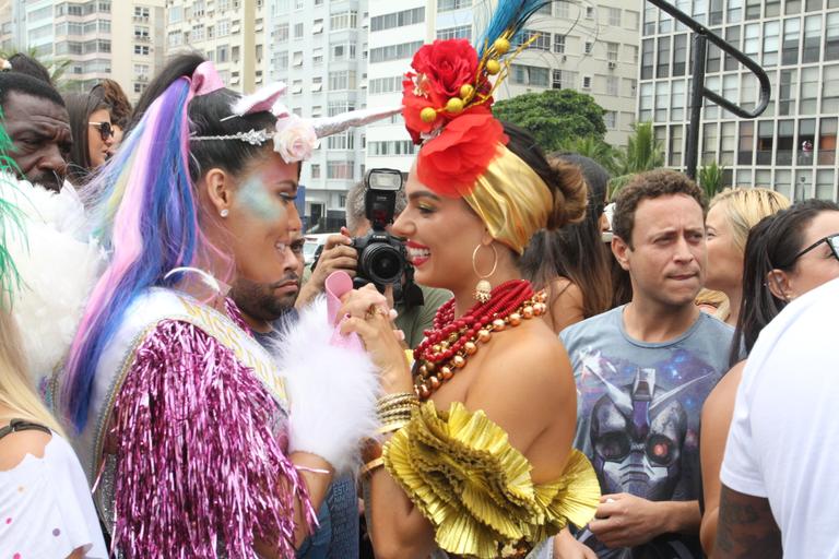 Isis Valverde se fantasia de Carmen Miranda