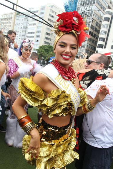 Isis Valverde se fantasia de Carmen Miranda