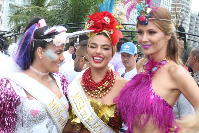 Isis Valverde se fantasia de Carmen Miranda