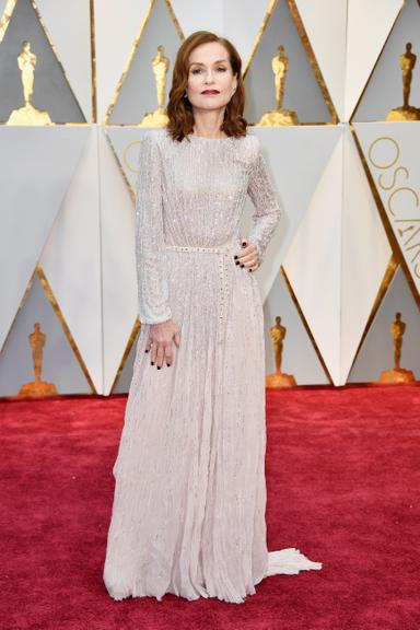 Veja os looks das celebridades no red carpet do Oscar 2017! Isabelle Huppert