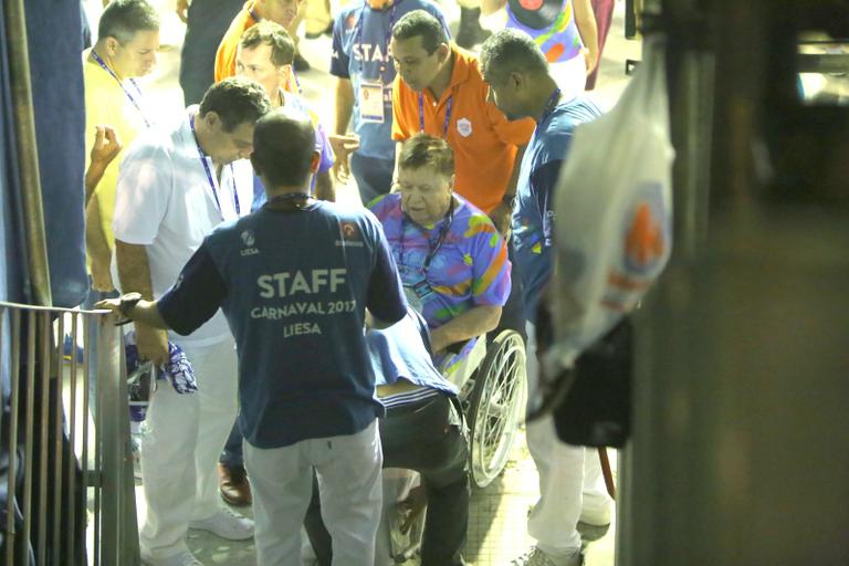 Na Sapucaí, Boni passa mal em desfile