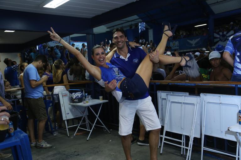 Giba festeja o título da Portela na quadra da escola