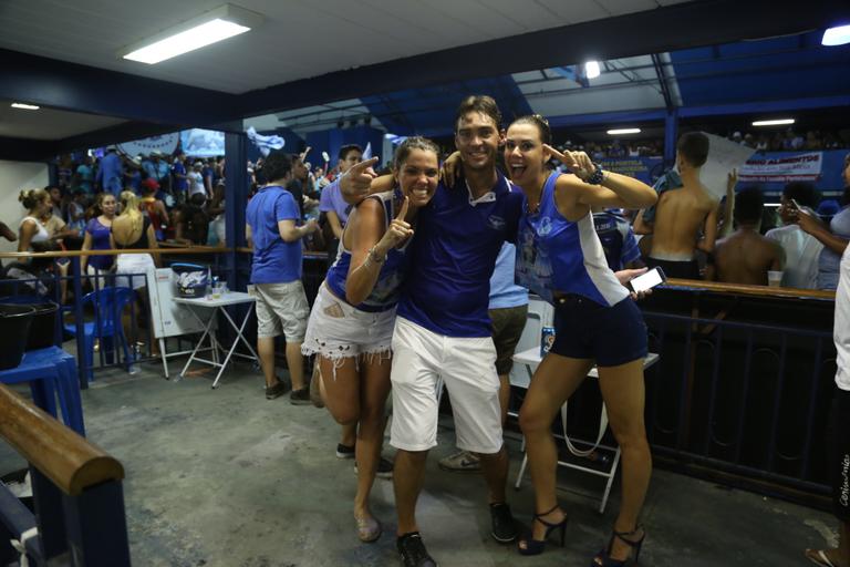 Giba festeja o título da Portela na quadra da escola