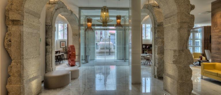 Lobby do Hotel NH Collection Porto Batalha