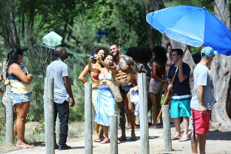 Lucas Lucco em gravação de 'Sol Nascente' na orla carioca