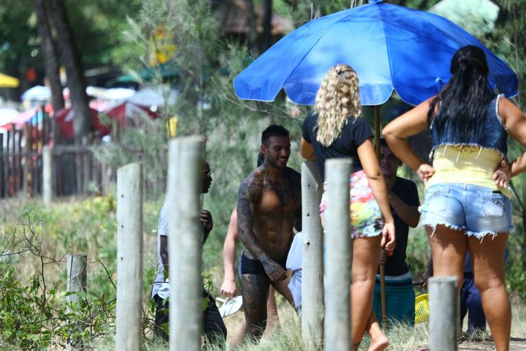 Lucas Lucco em gravação de 'Sol Nascente' na orla carioca