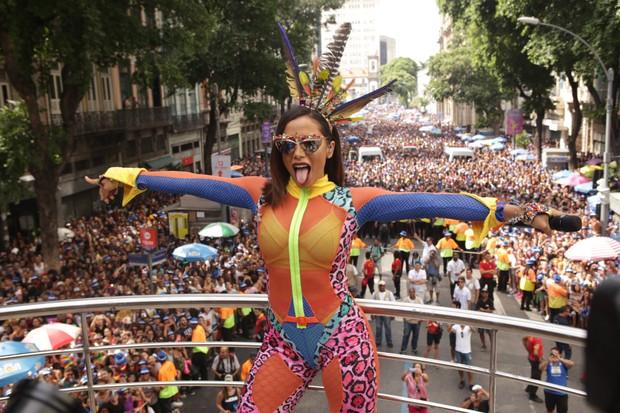 Anitta comanda Bloco das Poderosas no Rio