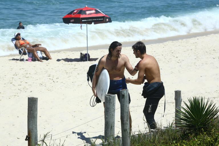 Vladimir Brichta e Rafael Vitti surfam juntos em tarde de folga