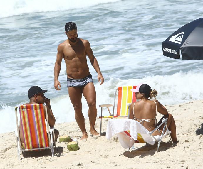 Jogador Diego curte dia na praia com a família