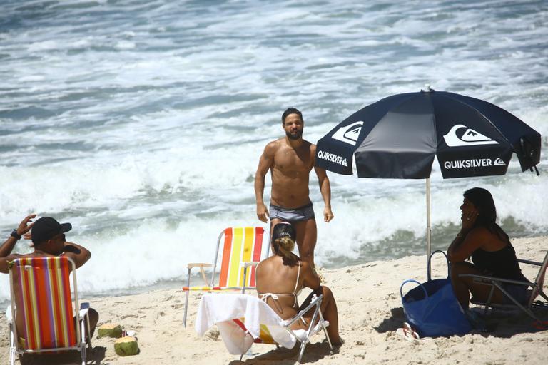 Jogador Diego curte dia na praia com a família