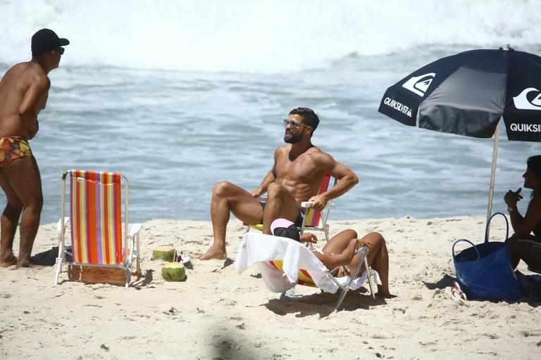 Jogador Diego curte dia na praia com a família