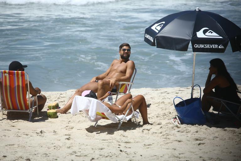 Jogador Diego curte dia na praia com a família