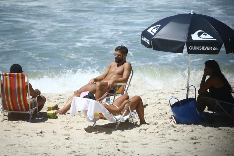 Jogador Diego curte dia na praia com a família