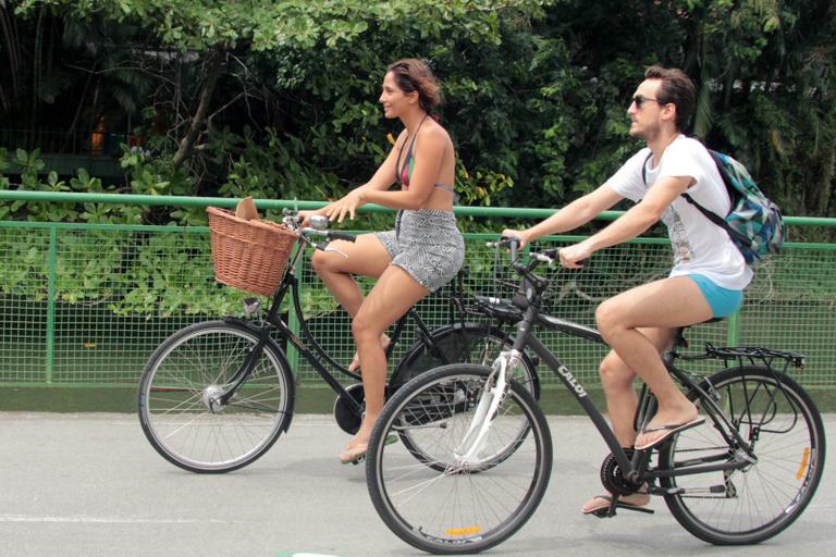 Camila Pitanga curte passeio com o namorado, Igor Angelkorte