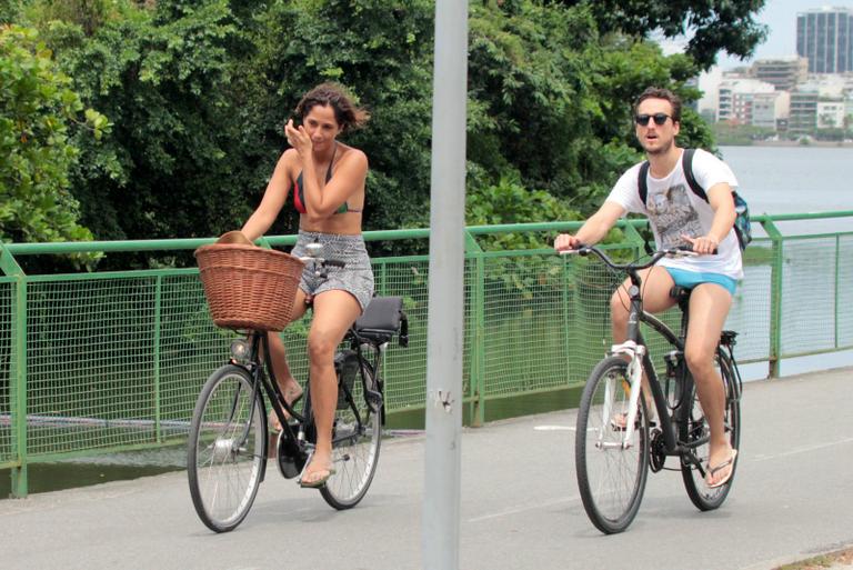 Camila Pitanga curte passeio com o namorado, Igor Angelkorte