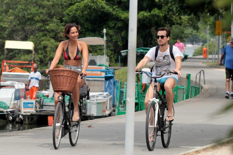 Camila Pitanga curte passeio com o namorado, Igor Angelkorte