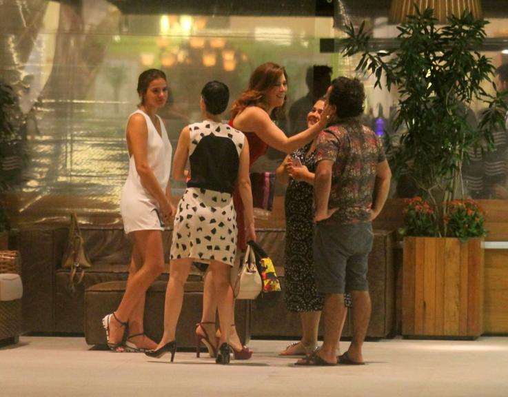 Bruna Marquezine janta com amigos no Rio