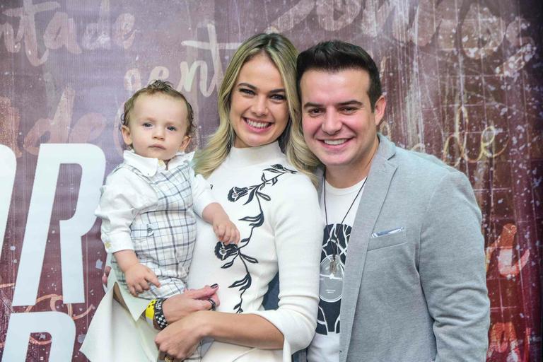 Thais Pacholek prestigia show de Marcos e Belutti ao lado do pequeno Luis Miguel