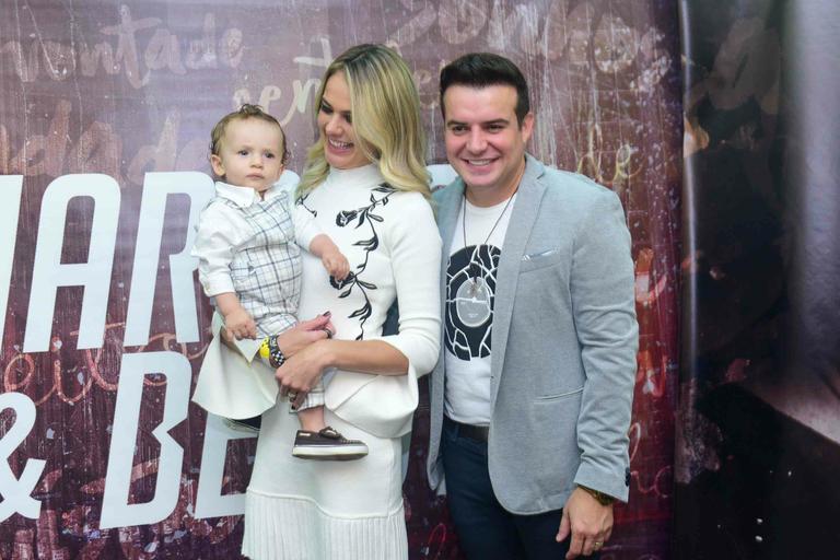 Thais Pacholek prestigia show de Marcos e Belutti ao lado do pequeno Luis Miguel