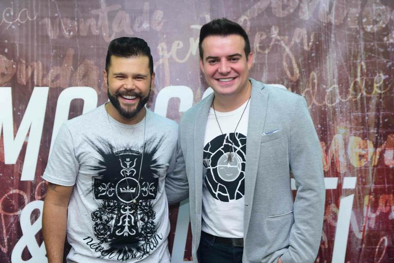 Thais Pacholek prestigia show de Marcos e Belutti ao lado do pequeno Luis Miguel