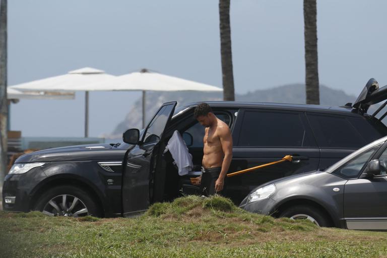 Sem camisa, Cauã Reymond faz exercícios na orla da praia