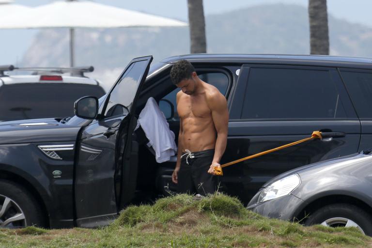 Sem camisa, Cauã Reymond faz exercícios na orla da praia