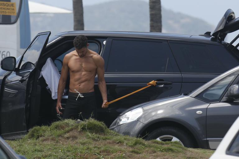 Sem camisa, Cauã Reymond faz exercícios na orla da praia