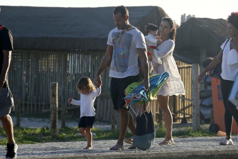 Malvino Salvador e Kyra Gracie com as filhas, Kyara e Ayra