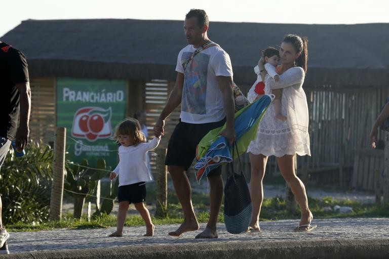 Malvino Salvador e Kyra Gracie com as filhas, Kyara e Ayra