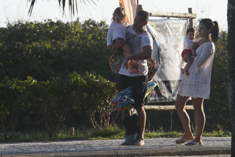 Malvino Salvador e Kyra Gracie com as filhas, Kyara e Ayra