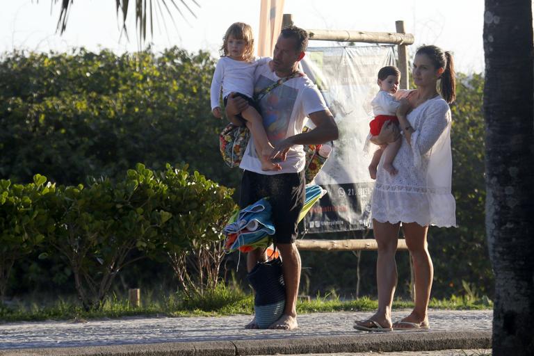 Malvino Salvador e Kyra Gracie com as filhas, Kyara e Ayra