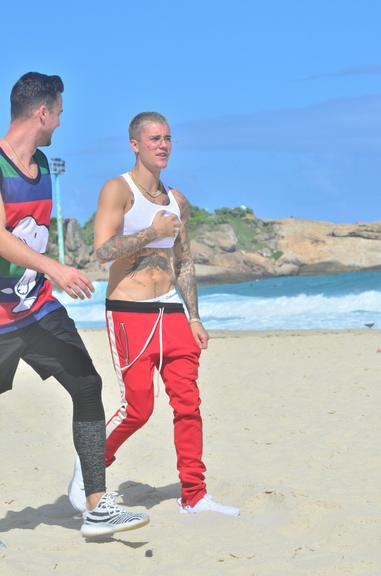 Justin Bieber curte praia de calça e sem camisa no Rio