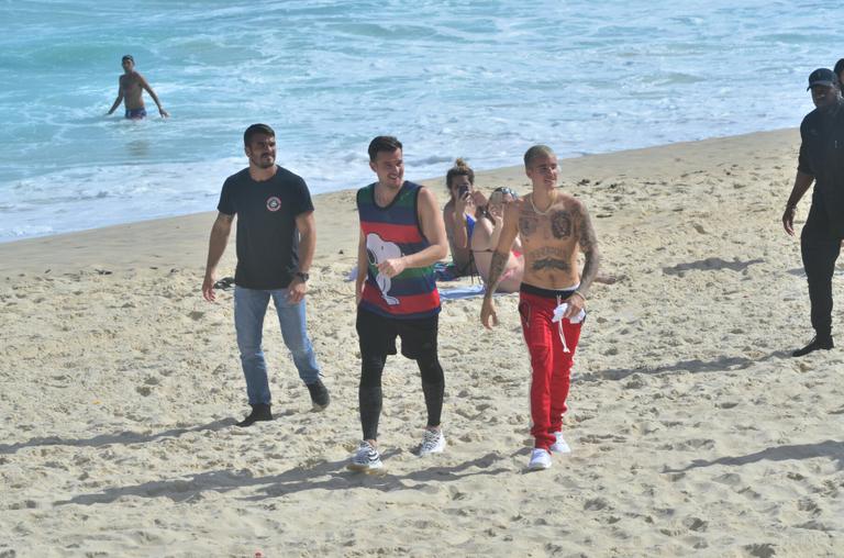 Justin Bieber curte praia de calça e sem camisa no Rio