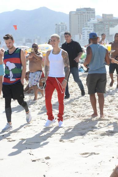 Justin Bieber curte praia de calça e sem camisa no Rio