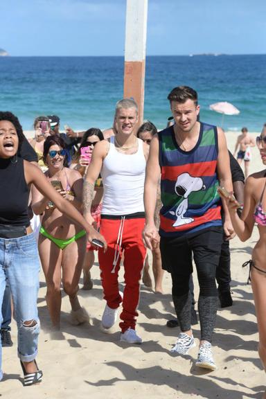 Justin Bieber curte praia de calça e sem camisa no Rio